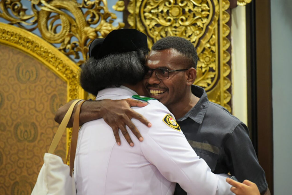 Senada, Lilly Wenda, yang bertugas sebagai pembawa baki pada pengibaran bendera mengaku bangga bisa bertugas mewakili daerahnya. “Senang banget, bangga juga jadi pembawa baki dari Papua,” ucapnya.