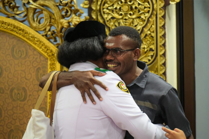 Senada, Lilly Wenda, yang bertugas sebagai pembawa baki pada pengibaran bendera mengaku bangga bisa bertugas mewakili daerahnya. “Senang banget, bangga juga jadi pembawa baki dari Papua,” ucapnya.