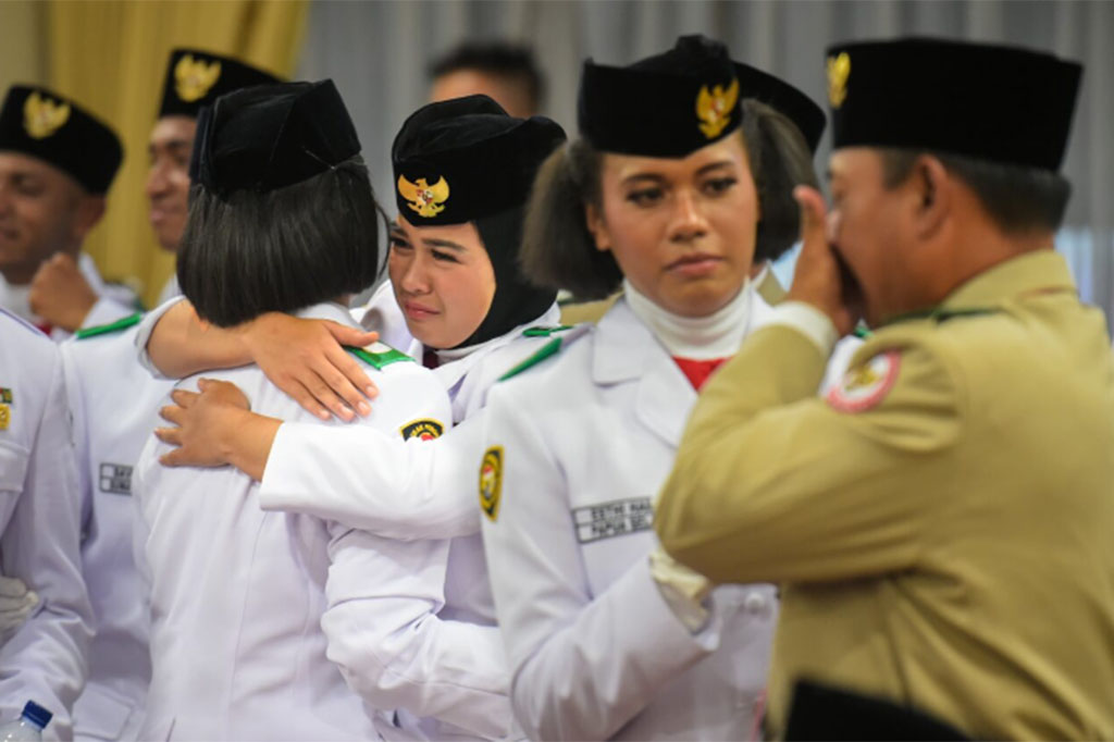 Meski demikian, momen unik juga dirasakan oleh Lilly saat bertugas. Namun, Lilly tetap percaya diri dan melaksanakan tugas dengan lancar. “Tetap pede aja, percaya diri, semua akan berjalan dengan lancar. Jangan langsung ragu, kalau ‘haduh gimana ini’ itu jangan. Tapi percaya diri bisa, bisa,” tegas Lilly.