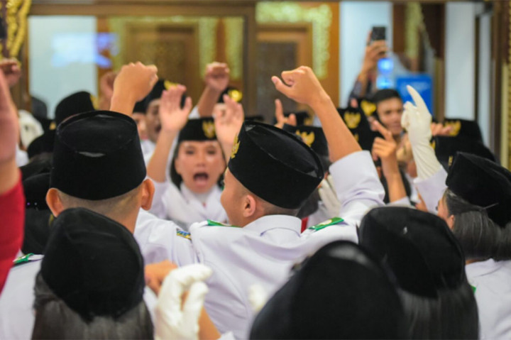 Sementara itu, Diki Wahyudi, Paskibraka asal Provinsi Gorontalo yang bertugas sebagai Danpok 17 pada upacara penurunan bendera turut menyampaikan rasa bahagianya. Diki menilai, kesuksesan tugas hari ini dapat diraih karena dukungan teman-teman Paskibraka.