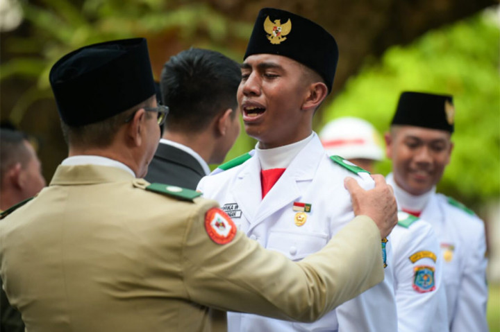 Kebanggaan terasa pada diri Agus Aryanto yang bertugas sebagai Paskibraka Komandan Kelompok (Danpok) 17 pada upacara pengibaran bendera. Petugas Paskibraka yang berasal dari Sulawesi Selatan tersebut mendedikasikan kesempatan pada hari ini sebagai hadiah untuk sang Ibunda.