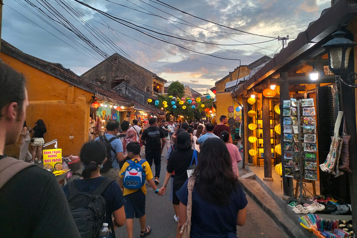 Vietnam memiliki sejumlah destinasi menarik, salah satunya Kota Hoi An, yang terletak di bagian tengah Vietnam (Provinsi Quang Nam) dengan perjalanan selama 40 menit dengan mobil dari Da Nang.
