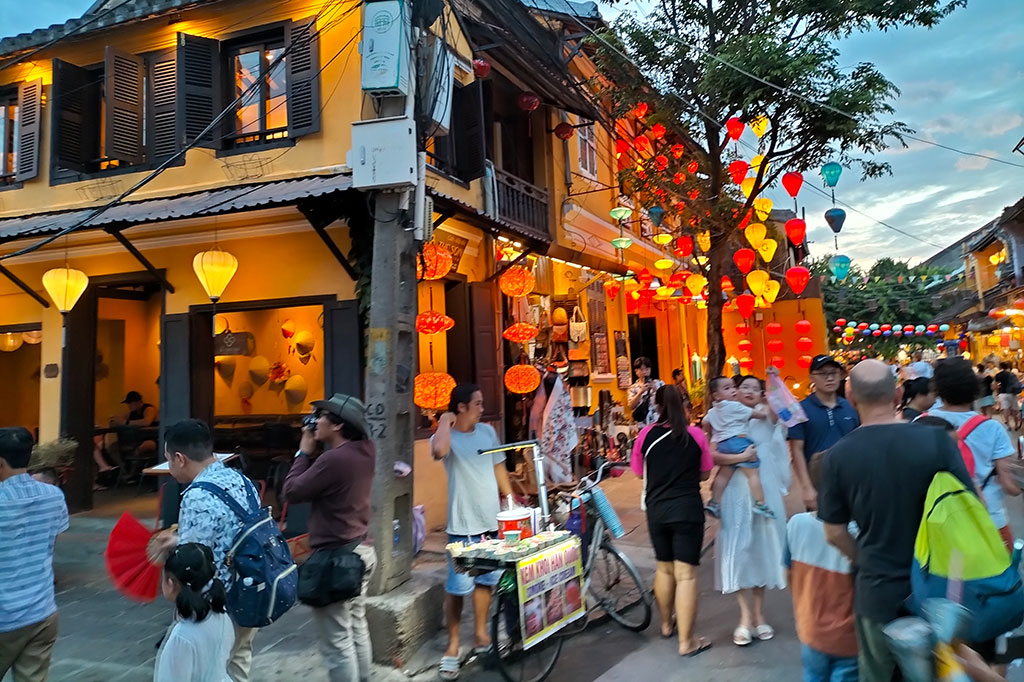 Hoi An adalah suatu tempat dengan hal-hal yang banyak bisa dilihat, dinikmati, dan juga dilakukan. Dengan sekitar 120,000 penduduk, Hoi An diangkat sebagai Situs Warisan Dunia oleh UNESCO.
