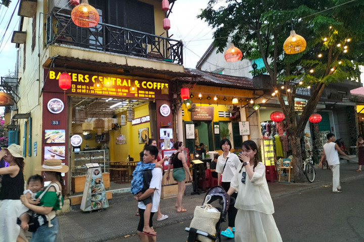 Hoi An berfungsi sebagai pelabuhan perdagangan dari abad ke-15 hingga ke-19, saat ini dapat dilihat dengan mudah bahwa suasana yang bersemangat dari zaman dahulu sebagian besar tetap ada dan tidak mengalami perubahan. 