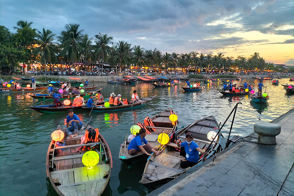 Tiket masuk Kota Hoi An dibanderol dengan harga 120.000 VND per orang atau sekitar Rp90.000, untuk naik becak di sini harus merogoh kocek sebesar 250.000 VND atau sekitar Rp160.000 untuk 30 menit, naik perahu sebesar 200.000 VND atau sekitar Rp128.000, 1 perahu untuk 4 orang. 