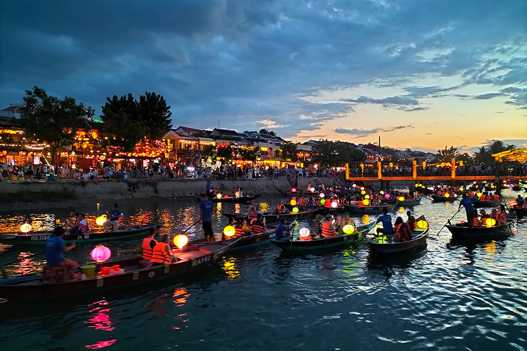 Pengunjung juga bisa melepas lampion di sungai Thu Bon yang mengalir di Kota Hoi An hanya dengan 10.000 VND saja, atau sekitar Rp6.500.