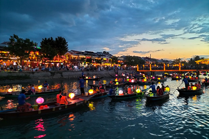 Pengunjung juga bisa melepas lampion di sungai Thu Bon yang mengalir di Kota Hoi An hanya dengan 10.000 VND saja, atau sekitar Rp6.500.