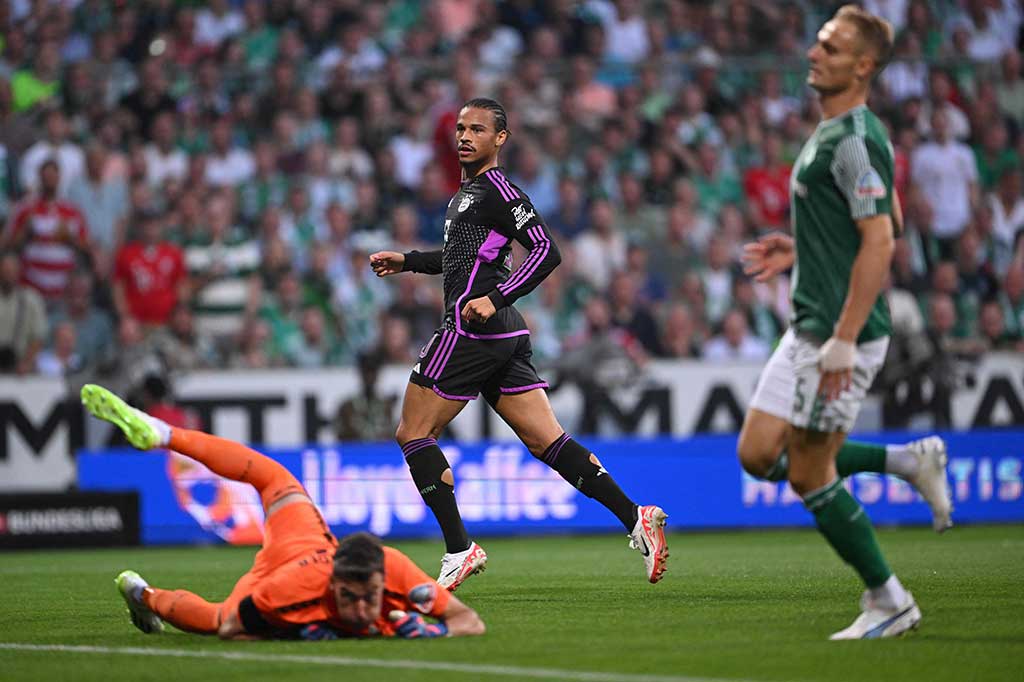 Muenchen membuka keunggulan lewat Leroy Sane setelah melakukan kerja sama satu-dua dengan Harry Kane, sebelum menaklukkan kiper Bremen Jiri Pavlenka. Skor 1-0 untuk Muenchen bertahan hingga jeda.