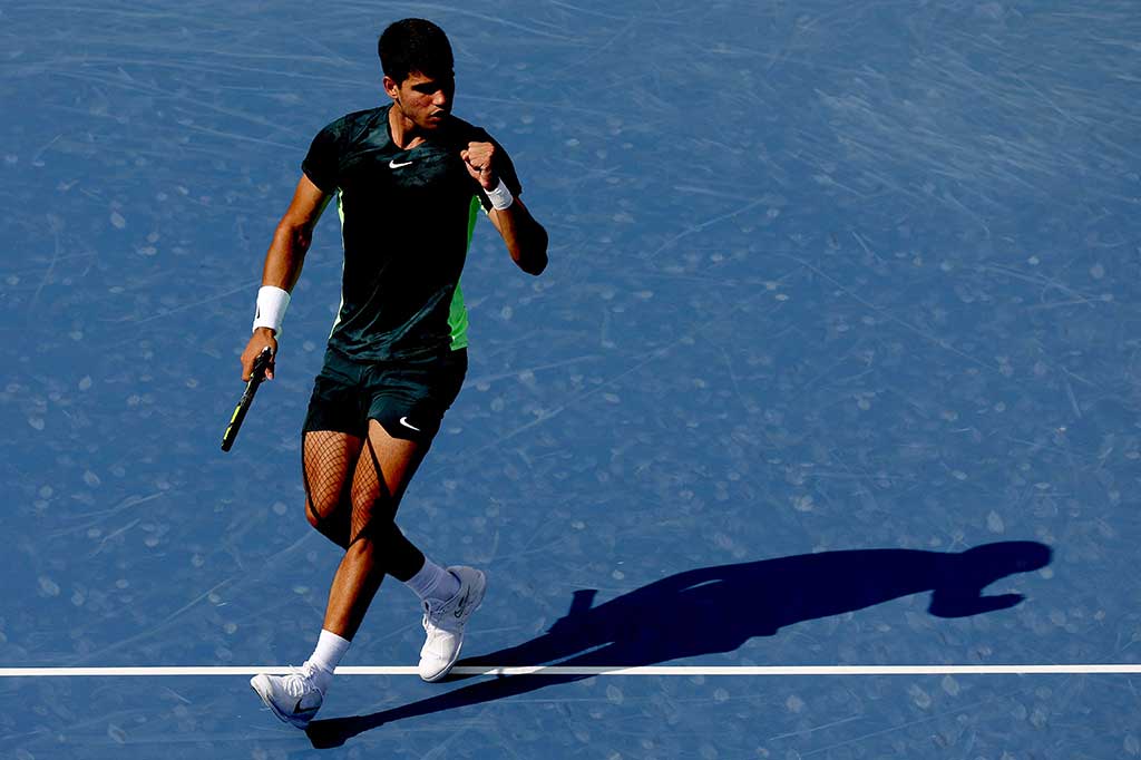 Alcaraz bangkit memantapkan langkahnya untuk memaksakan set ketiga. Dia berjuang melalui servis sebelum memimpin 5-4 dan merebut kemenangan 6-3.