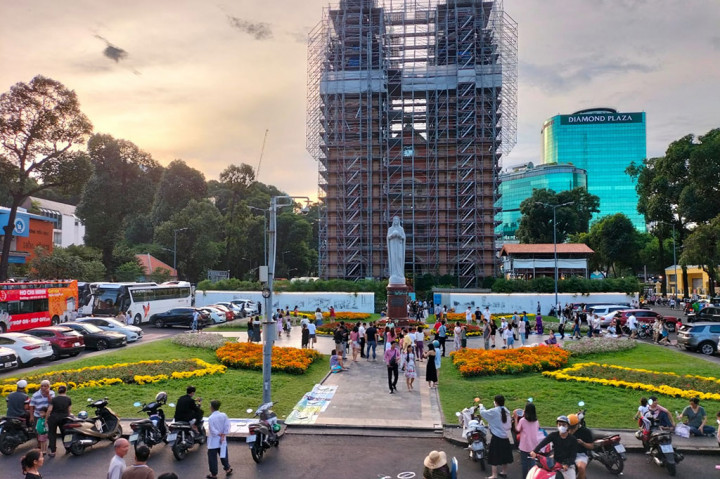 Wisatawan juga dapat mengunjungi berbagai bangunan bersejarah dari era kolonial Prancis seperti Kantor Pos Pusat Saigon, Basilika Katedral Notre Dame, pasar Ben Thanh. 