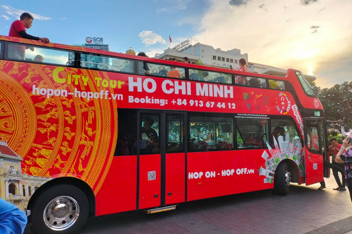 Bisa juga menjelajahi Kota Ho Chi Minh sesuai keinginan dengan bus hop-on hop-off, naik dan turun di tempat-tempat populer, anak-anak di bawah lima tahun gratis bepergian dan kisaran harga untuk layanan bus mulai dari 7-15 USD.