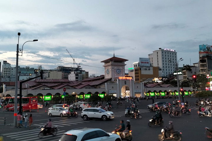 Untuk wisata kuliner, Anda dapat mencicipi makanan khas setempat seperti roti gulung Vietnam, lumpia mentah, bihun, pho Vietnam, egg coffee, atau Bahn Mi (roti isi). 