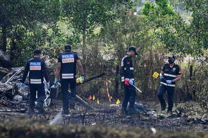 Sebuah pesawat ringan jatuh di jalanan di negara bagian Selangor, Malaysia pada hari Kamis, 17 Agustus 2023, menewaskan sedikitnya delapan penumpang dan dua pengendara di jalan raya.