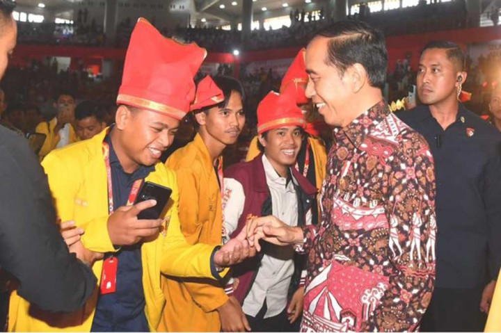 Jokowi menambahkan bahwa dengan digital semuanya serba menjadi mudah, bahkan mengerjakan tugas sekolah juga bisa melalui digital. Semua yang serba digital membuat generasi muda lebih unggul.  