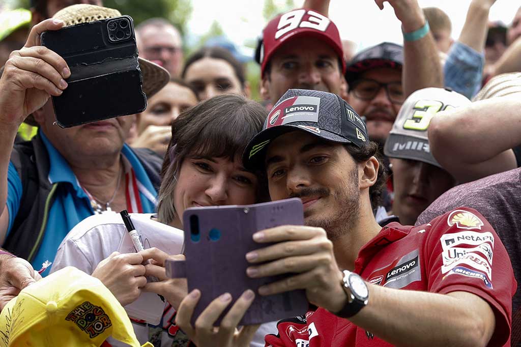 Pembalap Tim Ducati Lenovo Francesco Bagnaia berfoto dengan penggemar di sela-sela sesi kualifikasi MotoGP Austria di trek balap Red Bull Ring, Spielberg, Austria, Sabtu, 19 Agustus 2023.