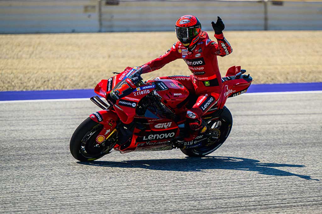 Pembalap Ducati Lenovo Francesco Bagnaia merebut pole kelimanya musim ini usai menjadi yang tercepat di sesi kualifikasi MotoGP Austria di Sirkuit Red Bull Ring, Sabtu, 19 Agustus 2023. Sementara itu Maverick Vinales dari Aprilia Racing berada di urutan kedua.