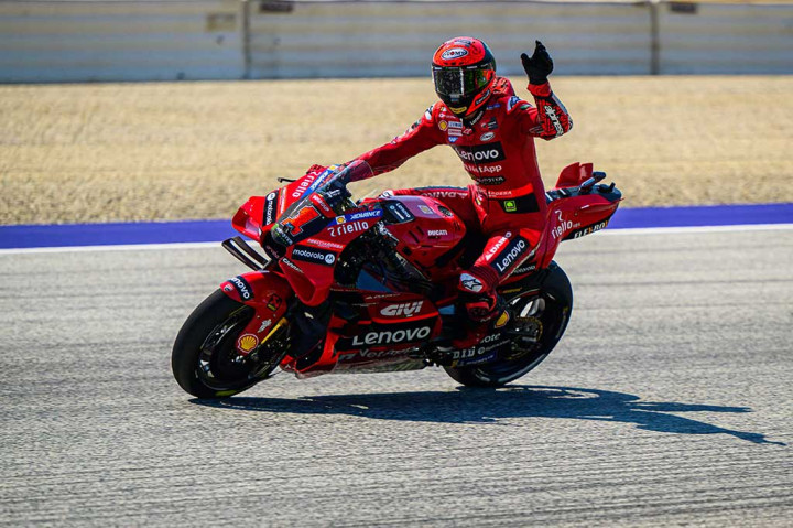 Pembalap Ducati Lenovo Francesco Bagnaia merebut pole kelimanya musim ini usai menjadi yang tercepat di sesi kualifikasi MotoGP Austria di Sirkuit Red Bull Ring, Sabtu, 19 Agustus 2023. Sementara itu Maverick Vinales dari Aprilia Racing berada di urutan kedua.