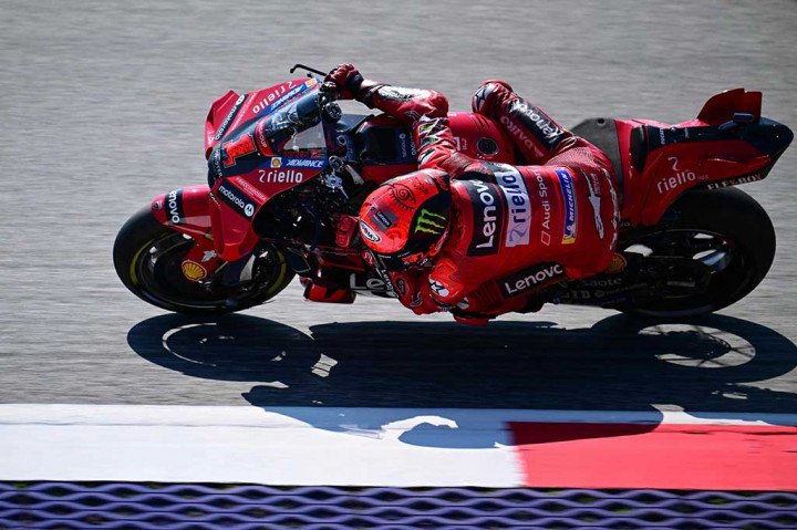 Pembalap Italia itu membukukan waktu 1 menit 28,539 detik, sementara Vinales berada di belakangnya dengan selisih waktu tipis 0,037 detik.
