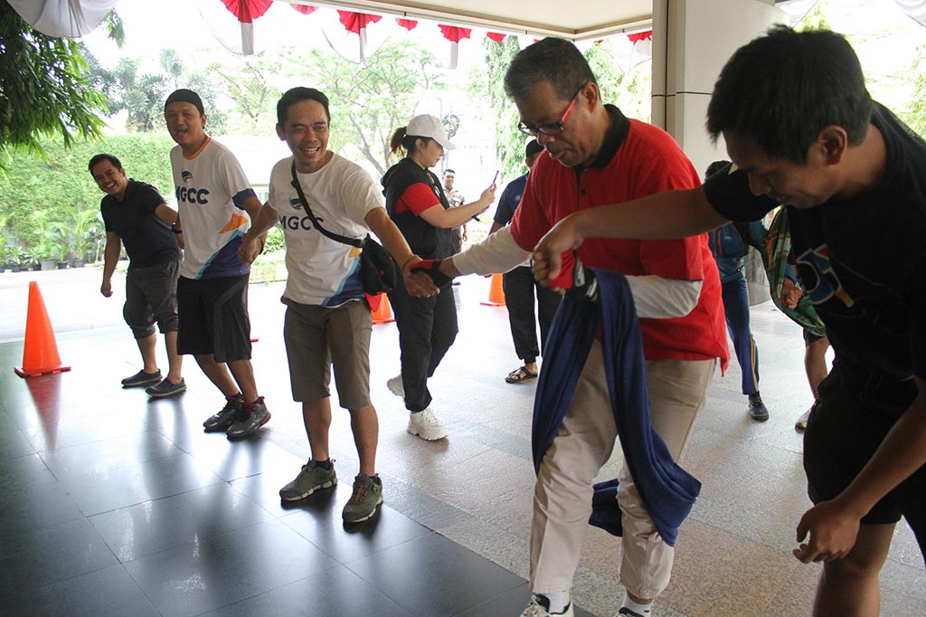 Lomba estafet sarung oleh karyawan Media Group.