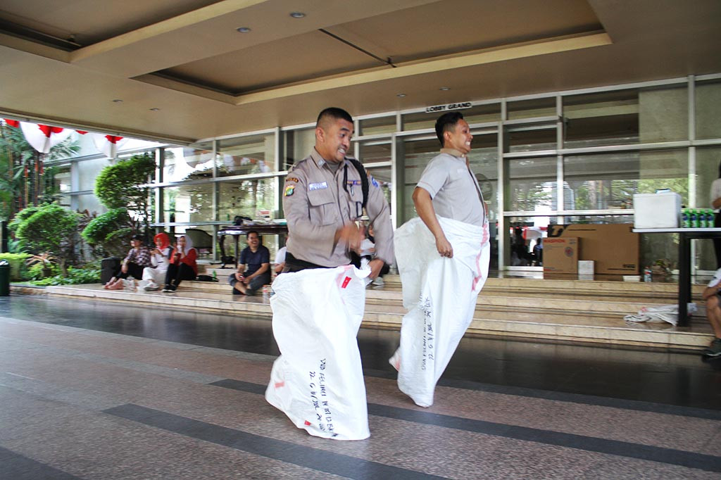 Lomba Balap Karung oleh Karyawan Media Group.