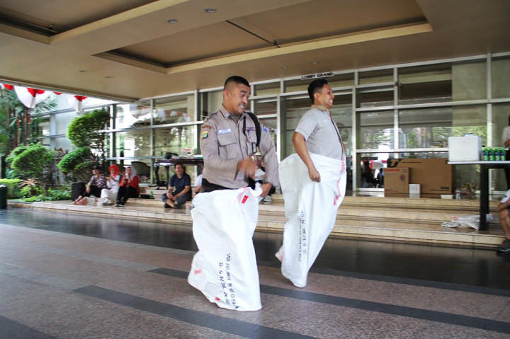 Lomba Balap Karung oleh Karyawan Media Group.