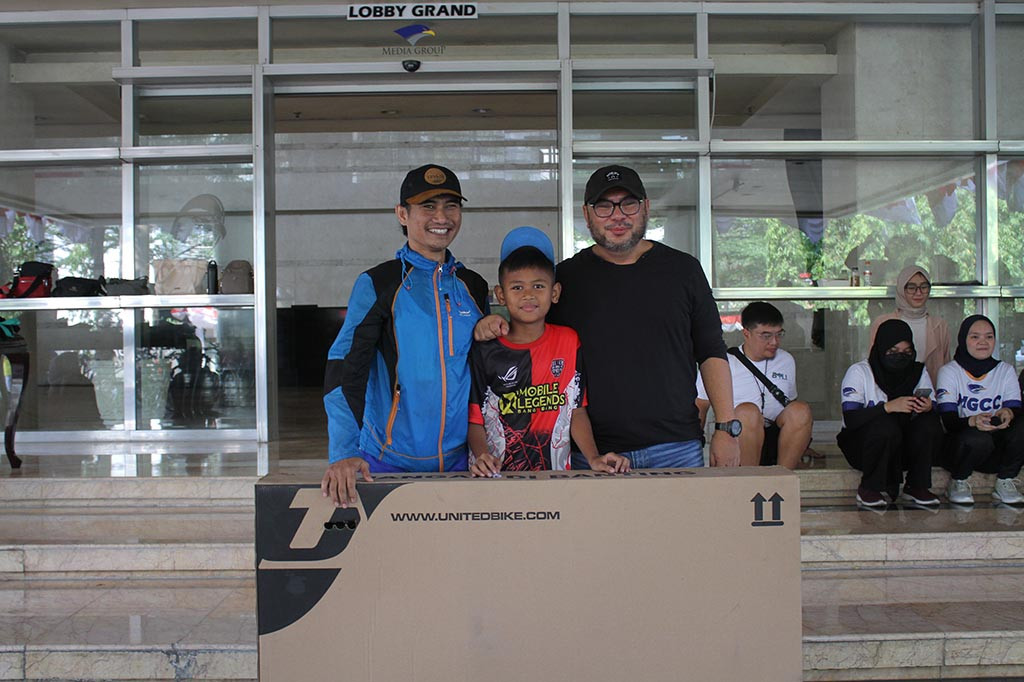 Usai menggelar kegiatan lomba, selanjutnya dilakukan pengumuman doorprize berupa satu unit mixer, satu unit kipas angin dan satu unit sepeda. Selanjutnya acara ditutup dengan foto bersama.