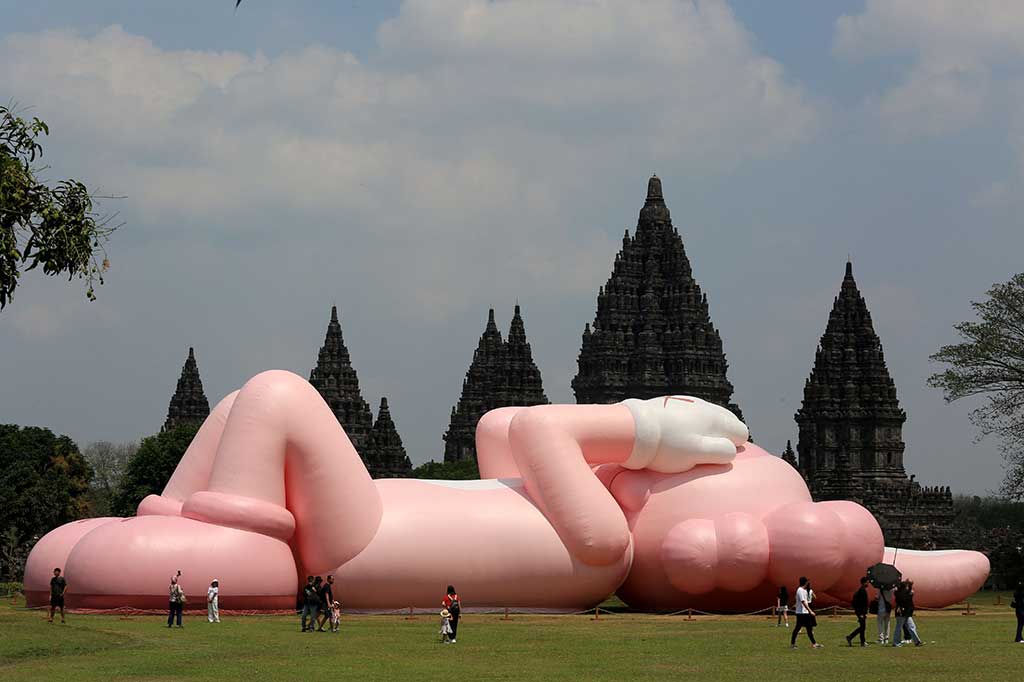 Karya seni kontemporer seniman dunia Brian Donnelly atau KAWS hadir di pelataran Candi Brahma di Kompleks Candi Prambanan. Karya seni tersebut tampil selama dua minggu penuh, 9-31 Agustus 2023 dan dapat dinikmati langsung oleh pengunjung destinasi wisata Candi Prambanan.