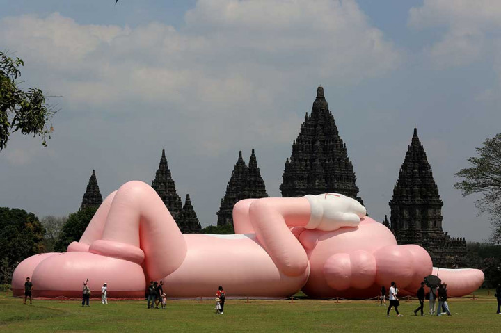 Karya seni kontemporer seniman dunia Brian Donnelly atau KAWS hadir di pelataran Candi Brahma di Kompleks Candi Prambanan. Karya seni tersebut tampil selama dua minggu penuh, 9-31 Agustus 2023 dan dapat dinikmati langsung oleh pengunjung destinasi wisata Candi Prambanan.