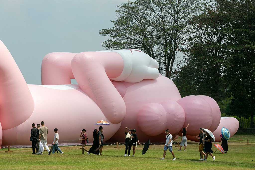 KAWS:HOLIDAY INDONESIA mengundang penggemar dari seluruh dunia untuk ikut serta dalam perjalanan ini, membenamkan diri di tempat kelahiran peradaban Jawa, Yogyakarta, dan menjelajahi kota cantik nan bersejarah ini. 