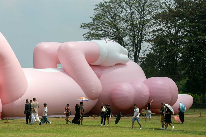 KAWS:HOLIDAY INDONESIA mengundang penggemar dari seluruh dunia untuk ikut serta dalam perjalanan ini, membenamkan diri di tempat kelahiran peradaban Jawa, Yogyakarta, dan menjelajahi kota cantik nan bersejarah ini. 