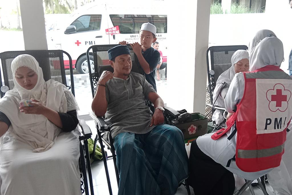 Amatan Media Indonesia di Masjid Agung AL-Falah, Kota Sigli, Ibukota Kabupaten Pidie, Provinsi Aceh musalnya, puluhan jemaah salat subuh melakukan donor darah pada Minggu, 20 Agustus 2023 pagi. Ibadah sosial kemanusiaan ini digelar di pelataran teras sebelah utara masjid kebanggaan masyakat Pidie tersebuttersebut berkat kerjasama PMI, Penitia Safari Subuh dan Pengurus Masjid AL-Falah.