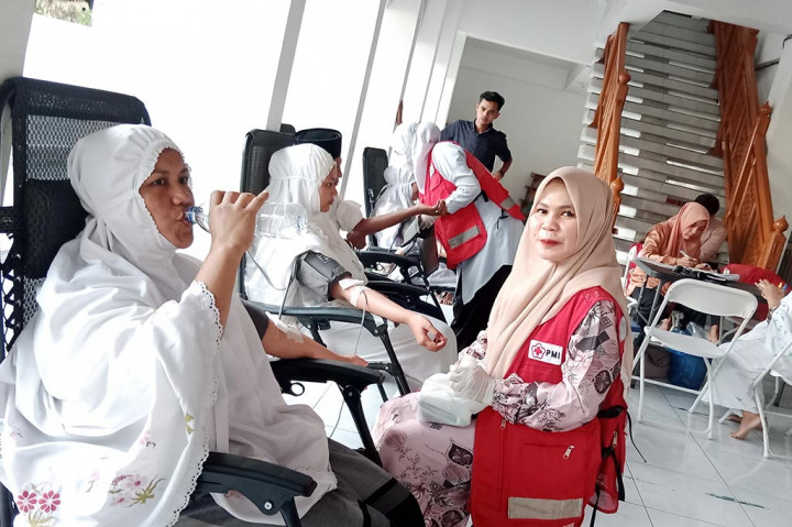 Sumbangan cairan tubuh berwana merah untuk menyambung hidup para pasien yang membutuhkan itu difasilitasi oleh relawan PMI (Palang Merah Indonesia) cabang Pidie. Karena antusiasnya para jemaah, laki-laki dan kaum hawa rela antrian menunggu giliran masing-masing.