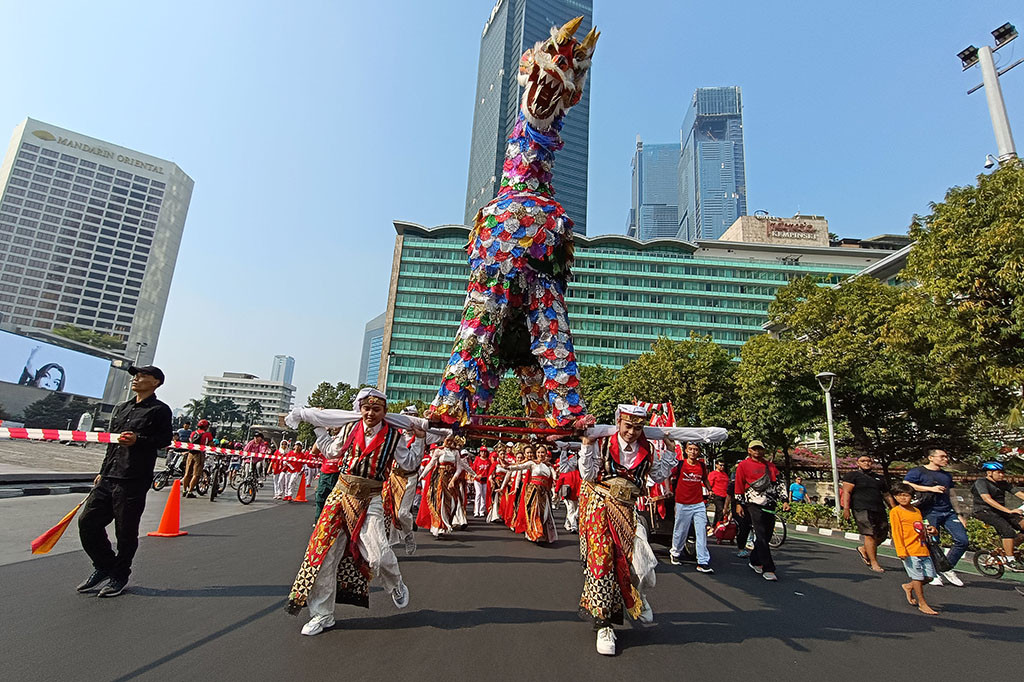 Penari mengikuti arak-arakan Dugderan Warak Ngendhog saat Car Free Day (CFD) atau hari bebas kendaraan bermotor (HBKB) di kawasan Bundaran HI, Jakarta, Minggu, 20 Agustus 2023.