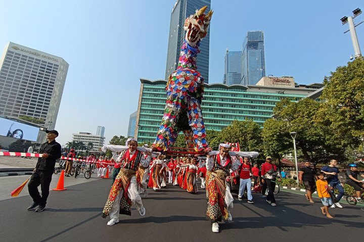 Penari mengikuti arak-arakan Dugderan Warak Ngendhog saat Car Free Day (CFD) atau hari bebas kendaraan bermotor (HBKB) di kawasan Bundaran HI, Jakarta, Minggu, 20 Agustus 2023.