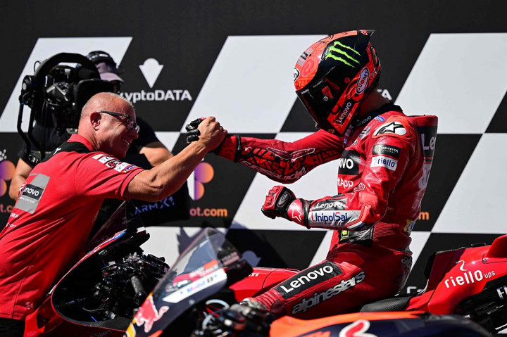 Bagi Bagnaia, kemenangan tersebut menyempurnakan kemenangan ganda akhir pekan setelah memenangi balapan sprint, Sabtu, 19 Agustus 2023.