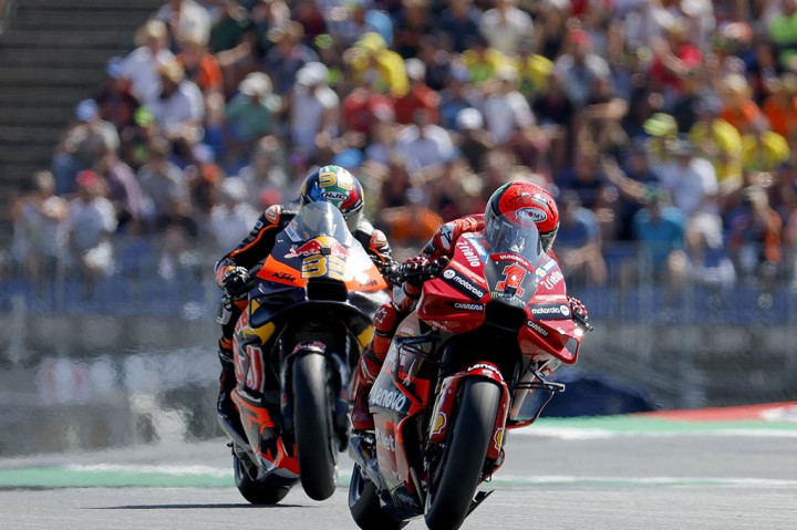 Bagnaia, yang memimpin balapan sejak awal, berada jauh di depan Brad Binder (Red Bull KTM Factory Racing) yang berada di urutan kedua, sementara Bezzecchi (Ducati-VR46) di urutan ketiga.