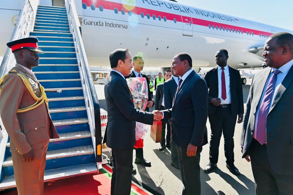 Presiden Joko Widodo (Jokowi) tiba di Bandara Internasional Jomo Kenyatta Nairobi, Kenya pada Minggu sekitar pukul 15.15 waktu setempat atau 19.15 WIB, usai menempuh penerbangan selama delapan jam.