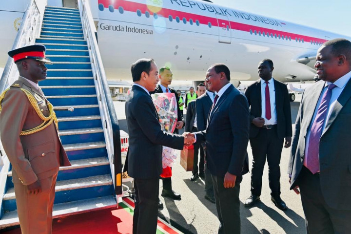 Presiden Joko Widodo (Jokowi) tiba di Bandara Internasional Jomo Kenyatta Nairobi, Kenya pada Minggu sekitar pukul 15.15 waktu setempat atau 19.15 WIB, usai menempuh penerbangan selama delapan jam.