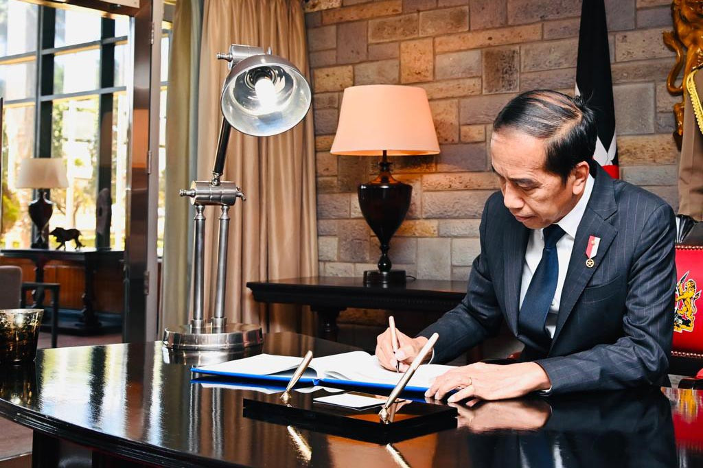 Dari pihak Kenya, turut menyambut Presiden Jokowi yaitu Menteri Luar Negeri Kenya Alfred Mutua dan Menteri Pertambangan, Ekonomi Biru, dan Kemaritiman Kenya Salim Mvurya selaku Escort of Honour.