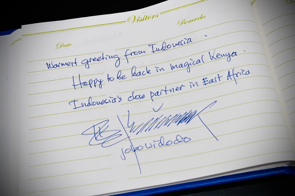 Selanjutnya, Presiden Jokowi bersama rombongan terbatas berjalan kaki menuju State Pavillion yang masih berada di kawasan bandara untuk menandatangani buku tamu kenegaraan.