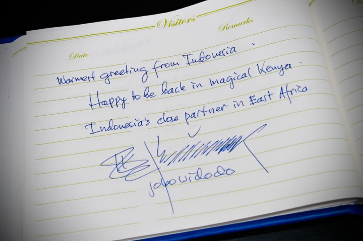 Selanjutnya, Presiden Jokowi bersama rombongan terbatas berjalan kaki menuju State Pavillion yang masih berada di kawasan bandara untuk menandatangani buku tamu kenegaraan.