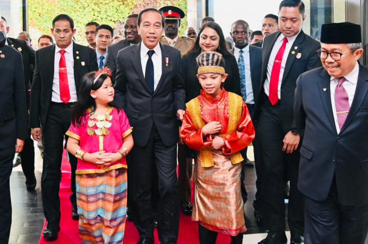 Kedatangan Presiden Jokowi disambut oleh Duta Besar RI untuk Republik Kenya Mohamad Hery Saripudin beserta istri dan Atase Pertahanan RI di Pretoria Kolonel Marinir Burhanudin beserta istri.