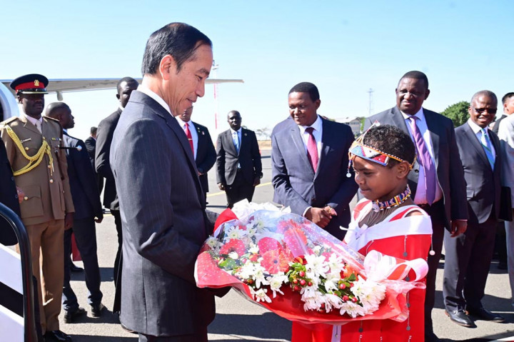 Presiden Jokowi menuruni tangga Pesawat Garuda Indonesia GIA-1 yang membawa dirinya dan rombongan, setelah pesawat itu berhenti sempurna dan pintu pesawat dibuka, demikian keterangan tertulis Biro Pers, Media, dan Informasi Sekretariat Presiden.