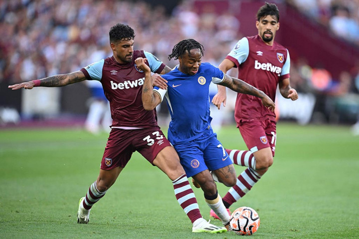 Chelsea kemudian mengambil alih kendali permainan. Laju Raheem Sterling yang membuatnya dijatuhkan di kotak penalti West Ham pada menit ke-42, membuat Chelsea mendapat hadiah penalti. Namun eksekusi Enzo Fernandez mampu digagalkan kiper Alphonse Areola.