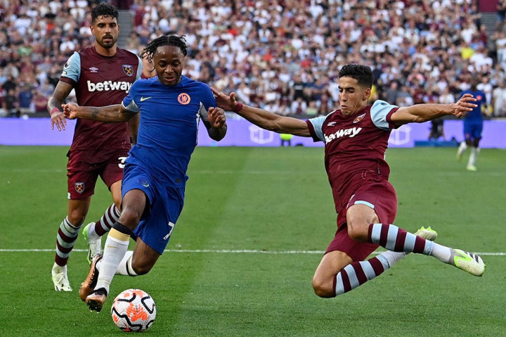 West Ham United meraih kemenangan perdananya di Liga Inggris musim ini, setelah mereka menghancurkan rival sekota Chelsea dengan skor 3-1 pada pertandingan yang dimainkan di Stadion London, Minggu waktu setempat atau Senin, 21 Agustus 2023 dini hari WIB.