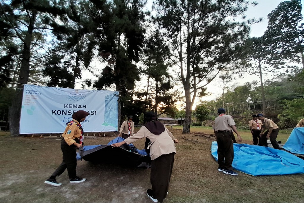Ratusan pelajar Sekolah Menangah Atas (SMA) di Kalimantan Timur (Kaltim) mengikuti kegiatan Kemah Konservasi di wilayah Ibu Kota Nusantara (IKN) pada Jumat, 18 Agustus 2023 hingga Minggu, 20 Agustus 2023, tepatnya di Bukit Bangkirai, Kecamatan Samboja, Kabupaten Kutai Kartanegara (Kukar).
