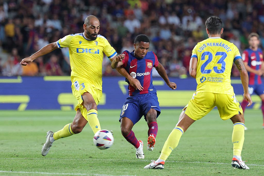 Rekrutan baru Barca Oriol Romeu menebar ancaman melalui situasi kemelut di depan gawang Cadiz, namun sepakannya masih membentur pemain lawan. Sedangkan Ruben Alcaraz hampir membawa Cadiz memimpin ketika tembakannya melebar.