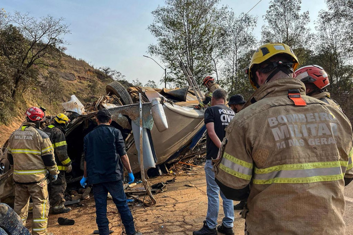 Setidaknya tujuh orang tewas dan 27 lainnya dirawat di rumah sakit pada Minggu, 20 Agustus 2023 di Brasil tenggara ketika seorang pengemudi kehilangan kendali atas sebuah bus yang membawa penggemar sepak bola di jalan pegunungan, kata petugas pemadam kebakaran.