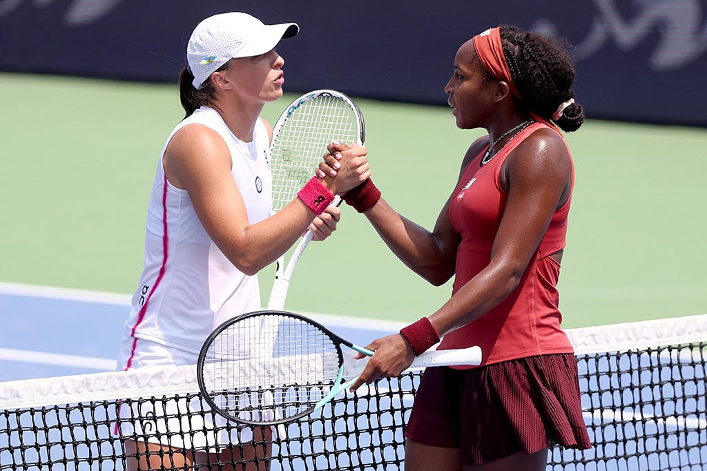 Servis Gauff untuk kemenangan straight set sempat dipatahkan, tetapi dua gim kemudian dia mengangkat tangannya dengan gembira setelah mengonversi match point keempatnya.