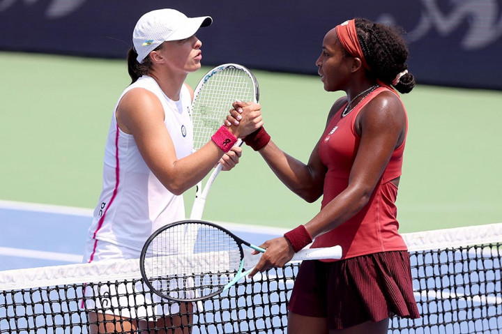 Servis Gauff untuk kemenangan straight set sempat dipatahkan, tetapi dua gim kemudian dia mengangkat tangannya dengan gembira setelah mengonversi match point keempatnya.